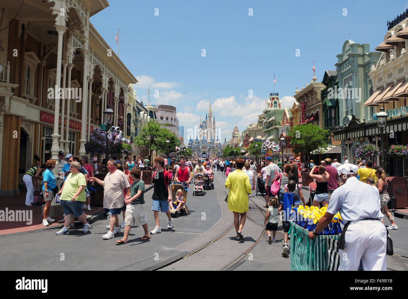 Guardando verso il basso sulla strada principale verso la cenerentola del castello e il Magic Kingdom, Walt Disney World, a Orlando, Florida, Stati Uniti d'America Foto Stock