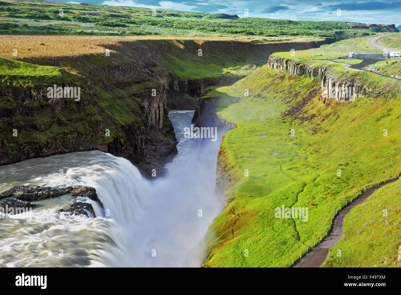 Le rive dei fiumi è cresciuto con un verde muschio settentrionale Foto Stock