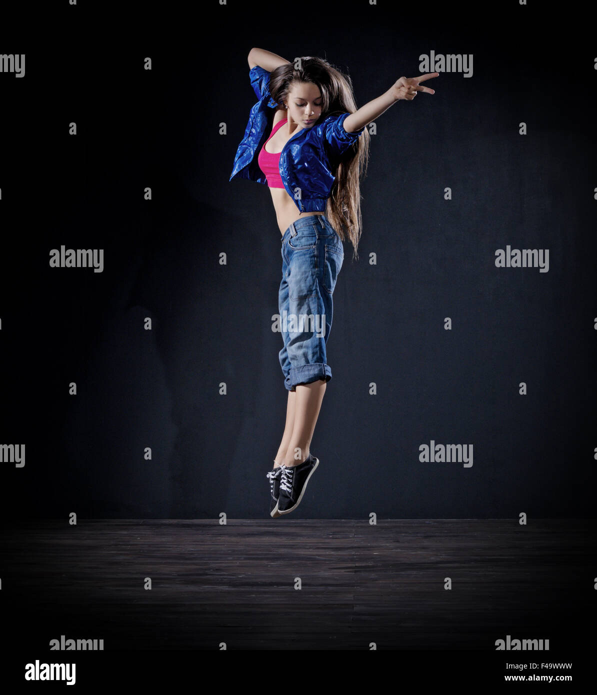 Ragazza giovane ballerino di danza moderna (versione oscura) Foto Stock