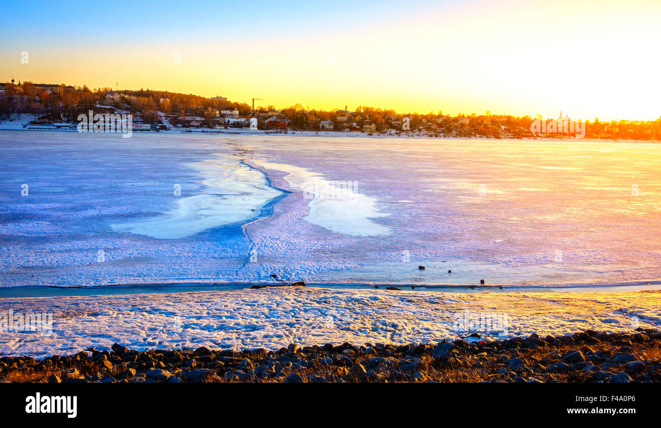 Congelati fiume Volga al tramonto nella città di Kostroma, Russia Foto Stock