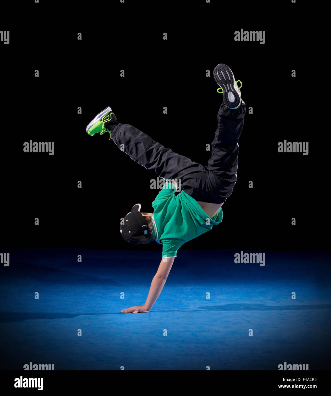 Little Boy breakdancer su nero Foto Stock