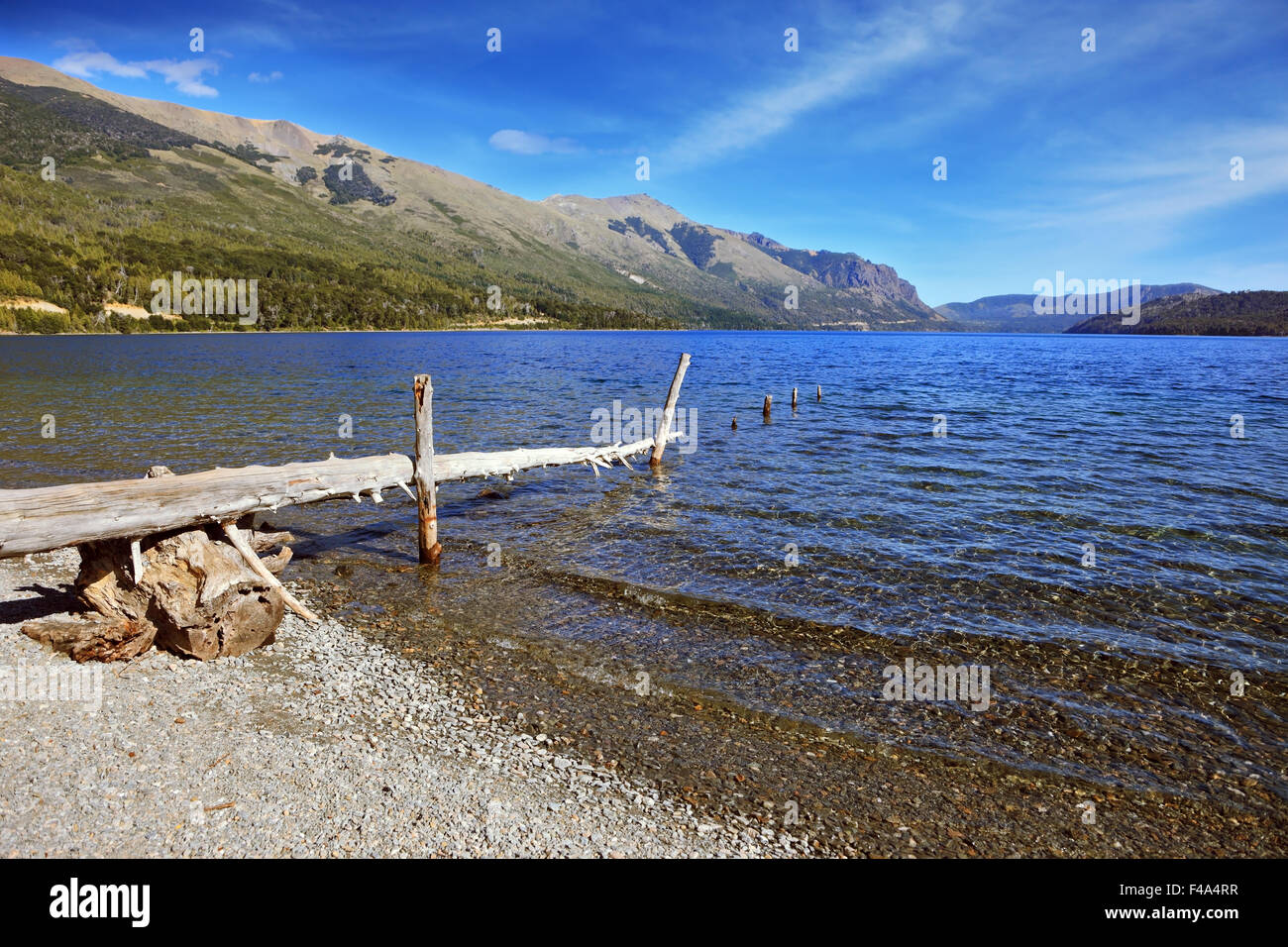 La barca di legno dock sul lago Foto Stock