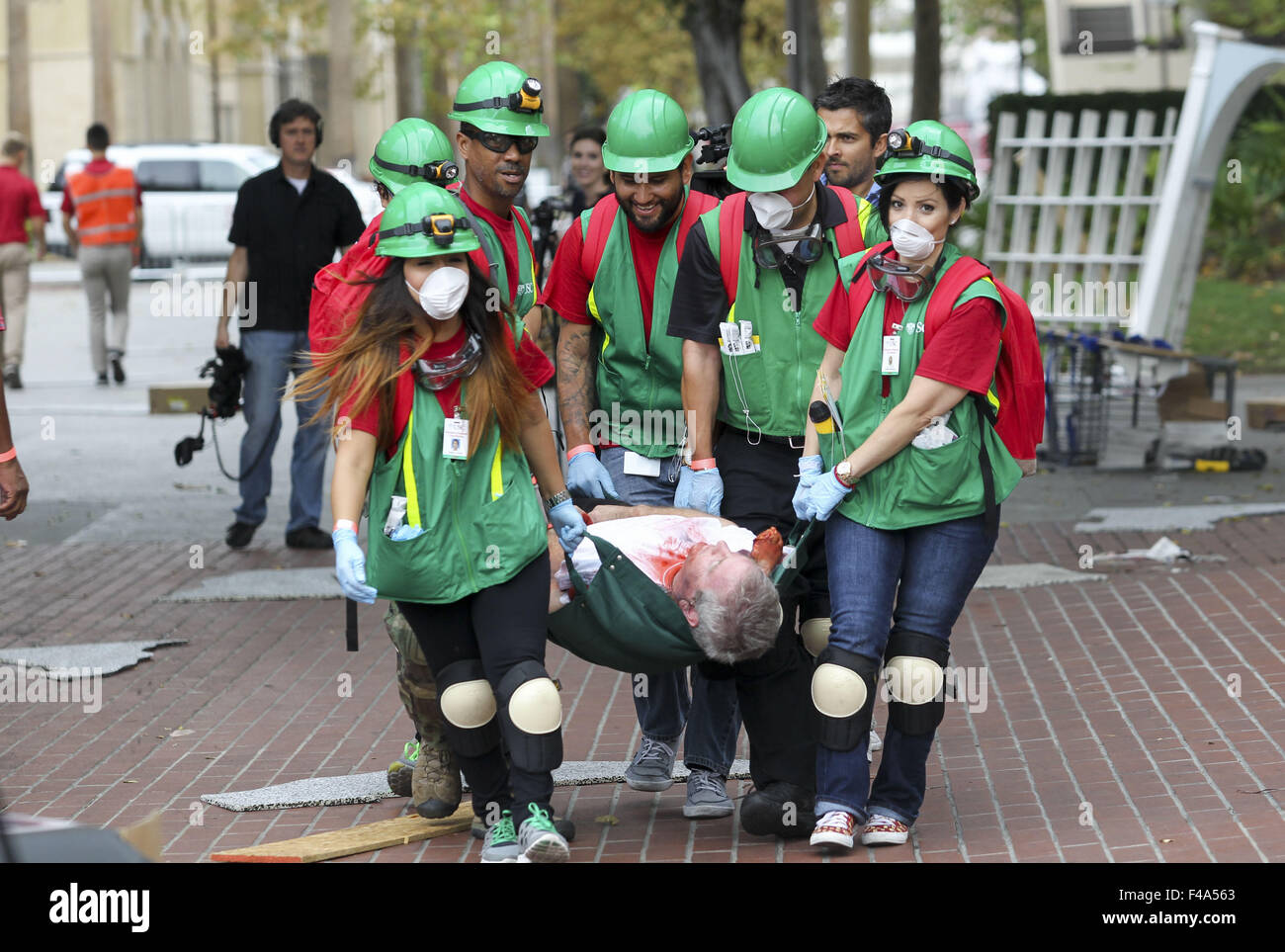 Los Angeles, California, USA. 15 ottobre, 2015. Le vittime sono evacuati durante l annuale grande California ShakeOut terremoto praticare presso la Southern California University (USC) a Los Angeles il 15 ottobre 2015. Circa 10.4 milioni di californiani registrati per partecipare all'annuale trapano che chiede ai partecipanti di 'drop'' al suolo, prendete 'copertina'' sotto una scrivania, tavolo o altra superficie resistente, e 'hold sull'' per 60 secondi, come se un forte terremoto che accadevano. Credito: Ringo Chiu/ZUMA filo/Alamy Live News Foto Stock