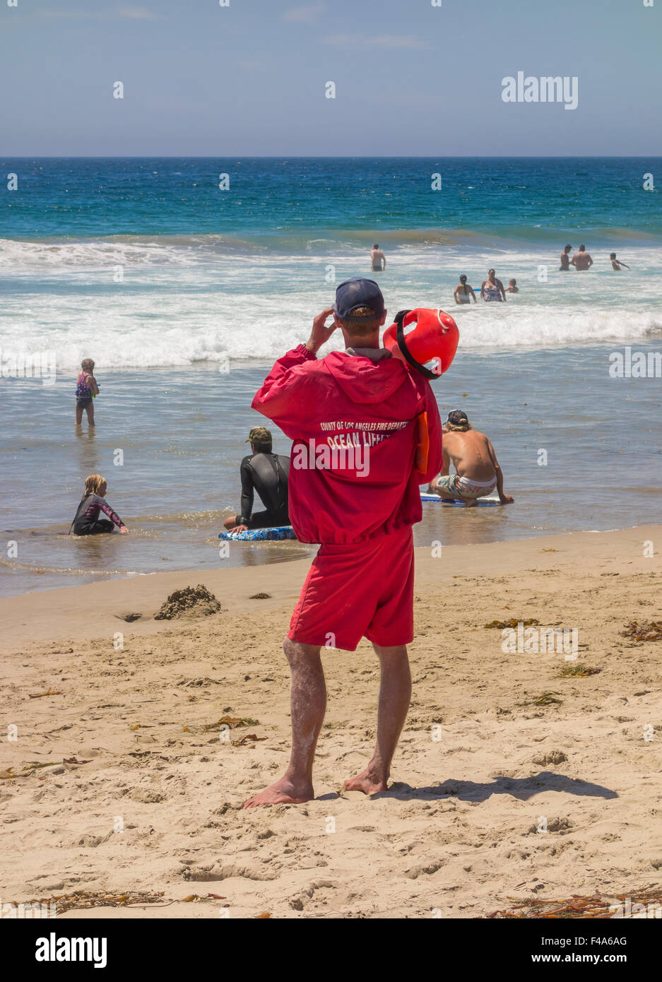 ZUMA BEACH, CALIFORNIA, STATI UNITI D'AMERICA - Lifeguard guardando i bagnanti sulla spiaggia di Zuma, spiaggia pubblica a nord di Malibu. Foto Stock