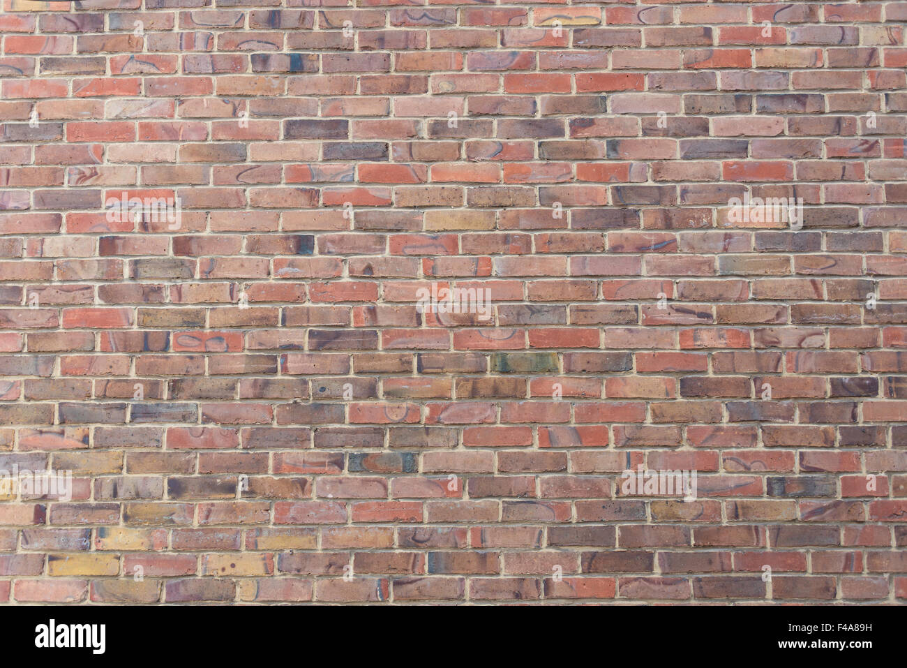 Modello di mattoni su un muro di mattoni, School Lane, Wargrave, Berkshire, Inghilterra, Regno Unito Foto Stock