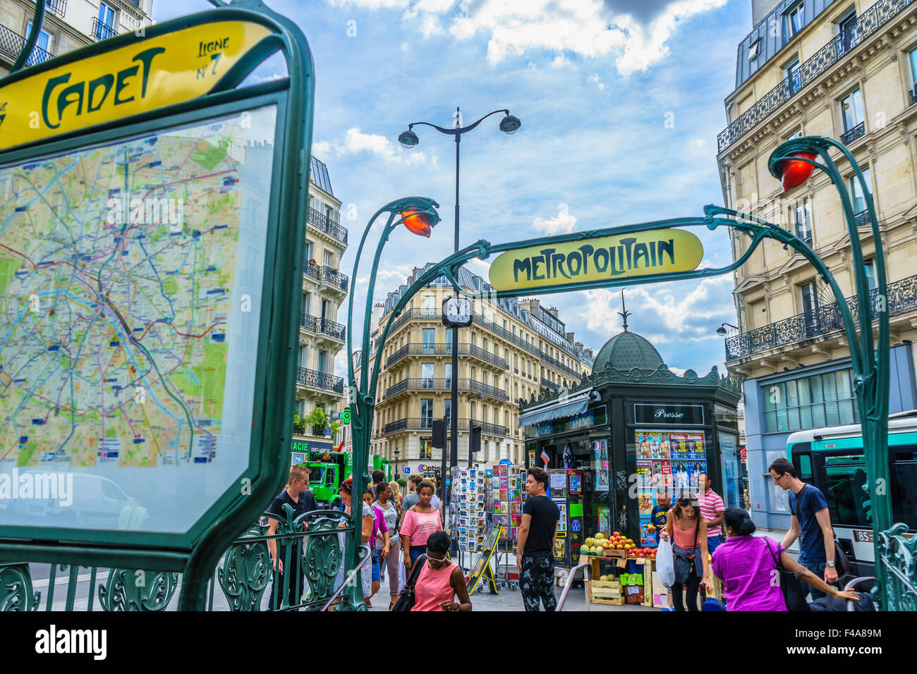 La fermata della metropolitana di Cadet a Parigi in un giorno d'estate. Luglio, 2015. Parigi, Francia. Foto Stock