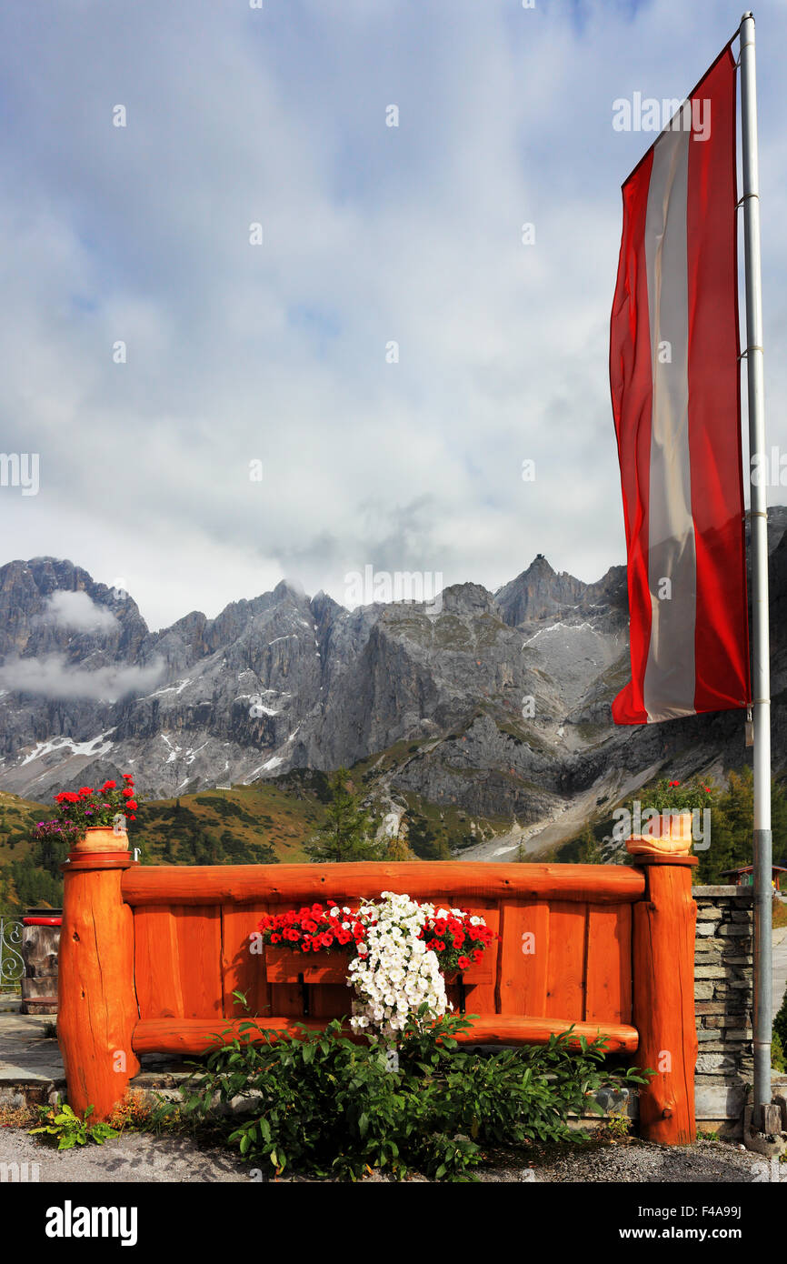 Il breve recinto decorato con fiori Foto Stock