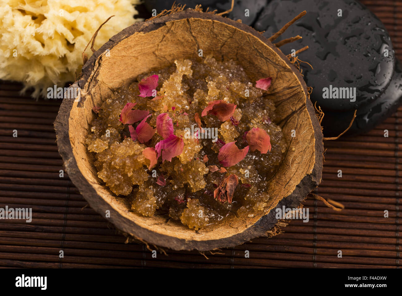 In casa peeling per il corpo con zucchero, olio d'oliva e petali di rose Foto Stock