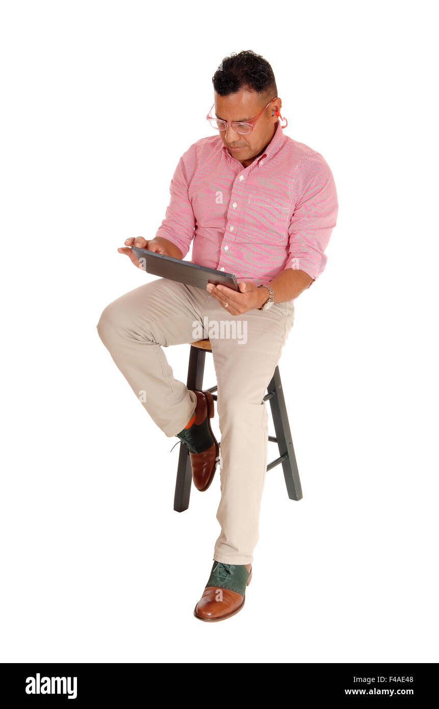 Ispanico uomo seduto con i tablet pc. Foto Stock