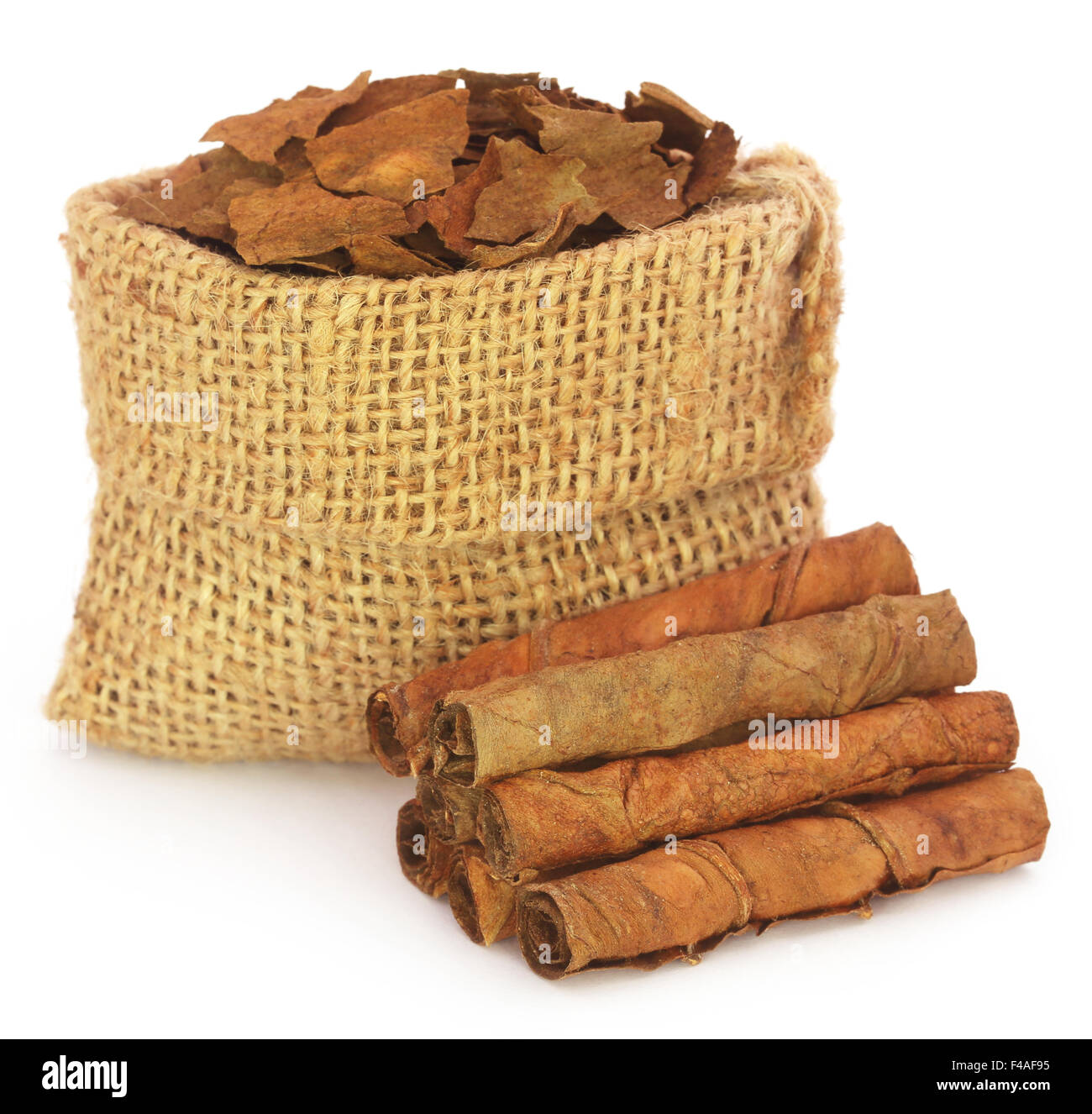 Secchi di foglie di tabacco in un sacco su sfondo bianco Foto Stock