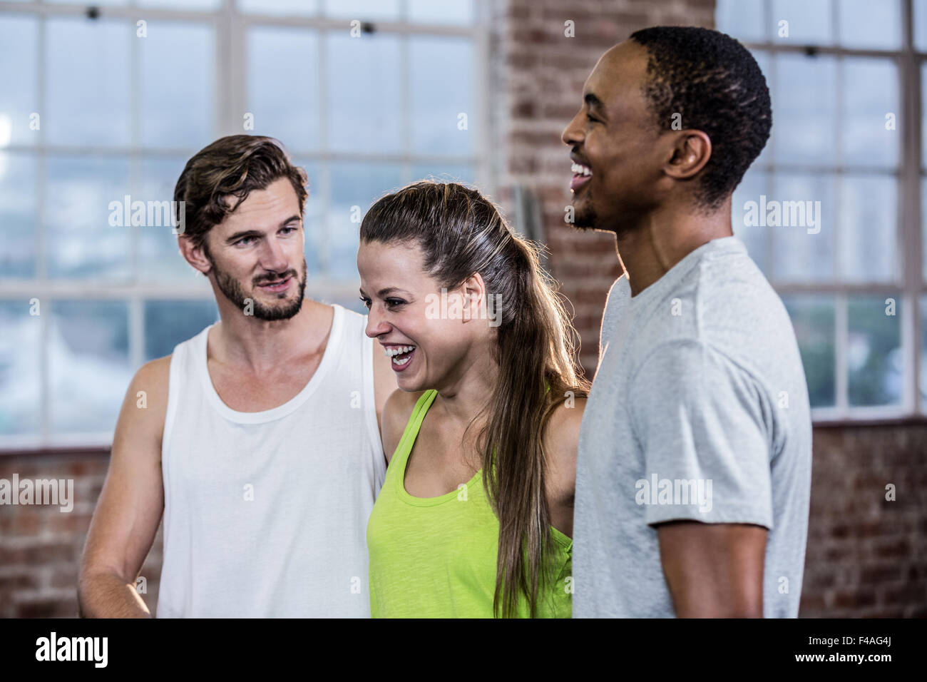 Montare persone sorridenti in studio Foto Stock