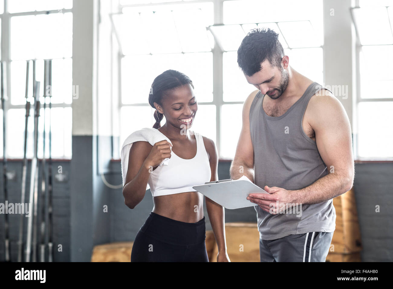 La donna a discutere la sua performance negli appunti con un trainer Foto Stock