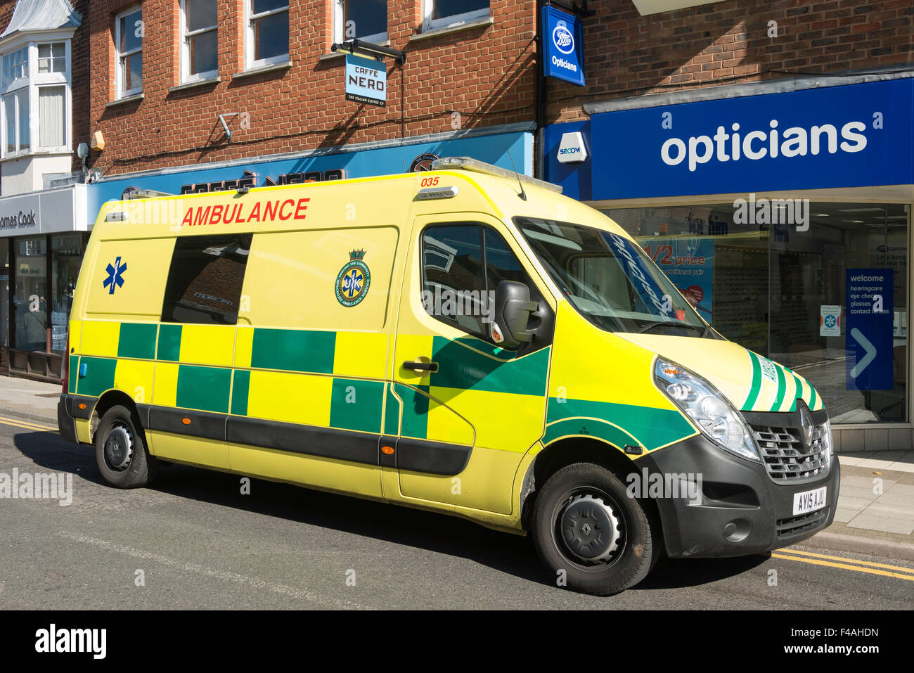 Regno Unito ambulanza sulla chiamata, High Street, Sevenoaks, Kent, England, Regno Unito Foto Stock