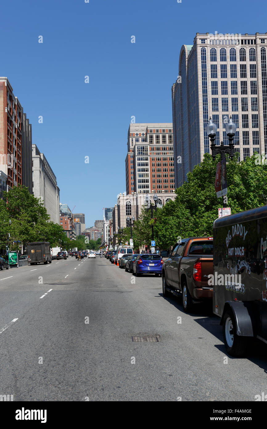 Boylston Street Boston guardando a nord est è a due vie e a sei corsie in Boston quartiere Fenway Foto Stock