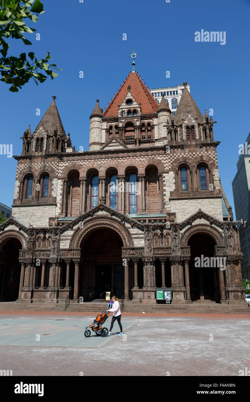 Spinta femmina del bambino nel passeggino anteriore della Chiesa della Trinità a Copley Square nella città di Boston Richardsonian romanico Foto Stock