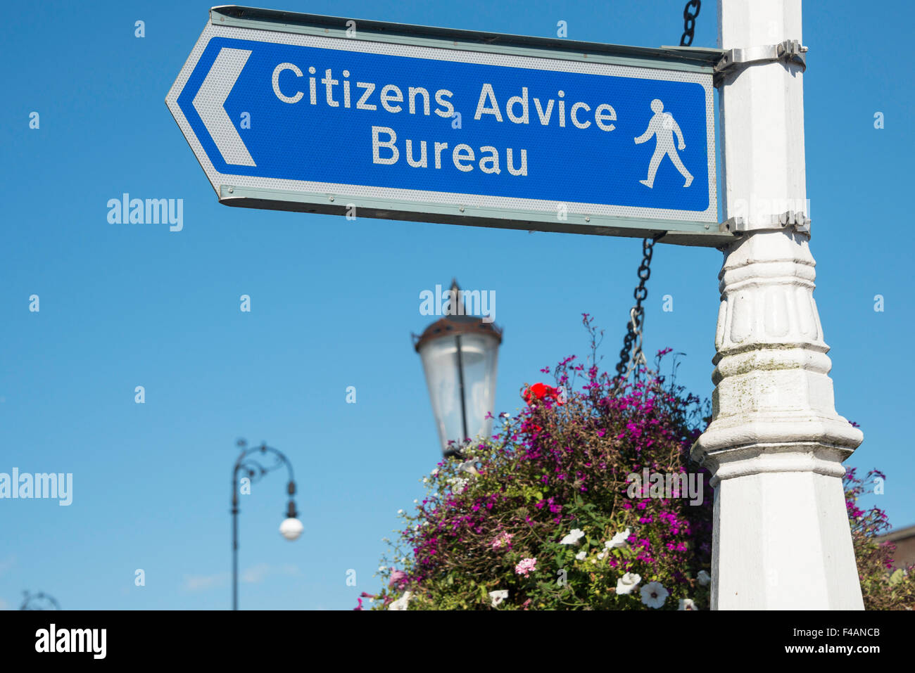 Citizens Advice Bureau segno, Tonbridge High Street, Tonbridge, Kent, England, Regno Unito Foto Stock