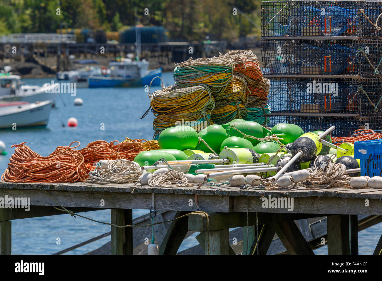 Pesca colorate galleggianti, funi lobster pot e linee sul dock marine sgombro Cove Maine USA Foto Stock