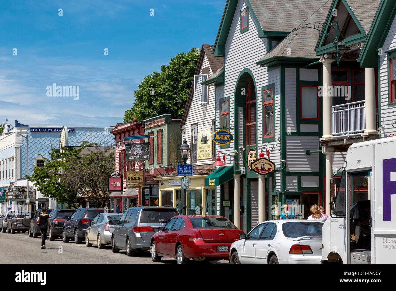Street View di edifici e negozi sul Cottage Street, Bar Harbor sull'isola di Mount Desert, Maine, Stati Uniti d'America Foto Stock