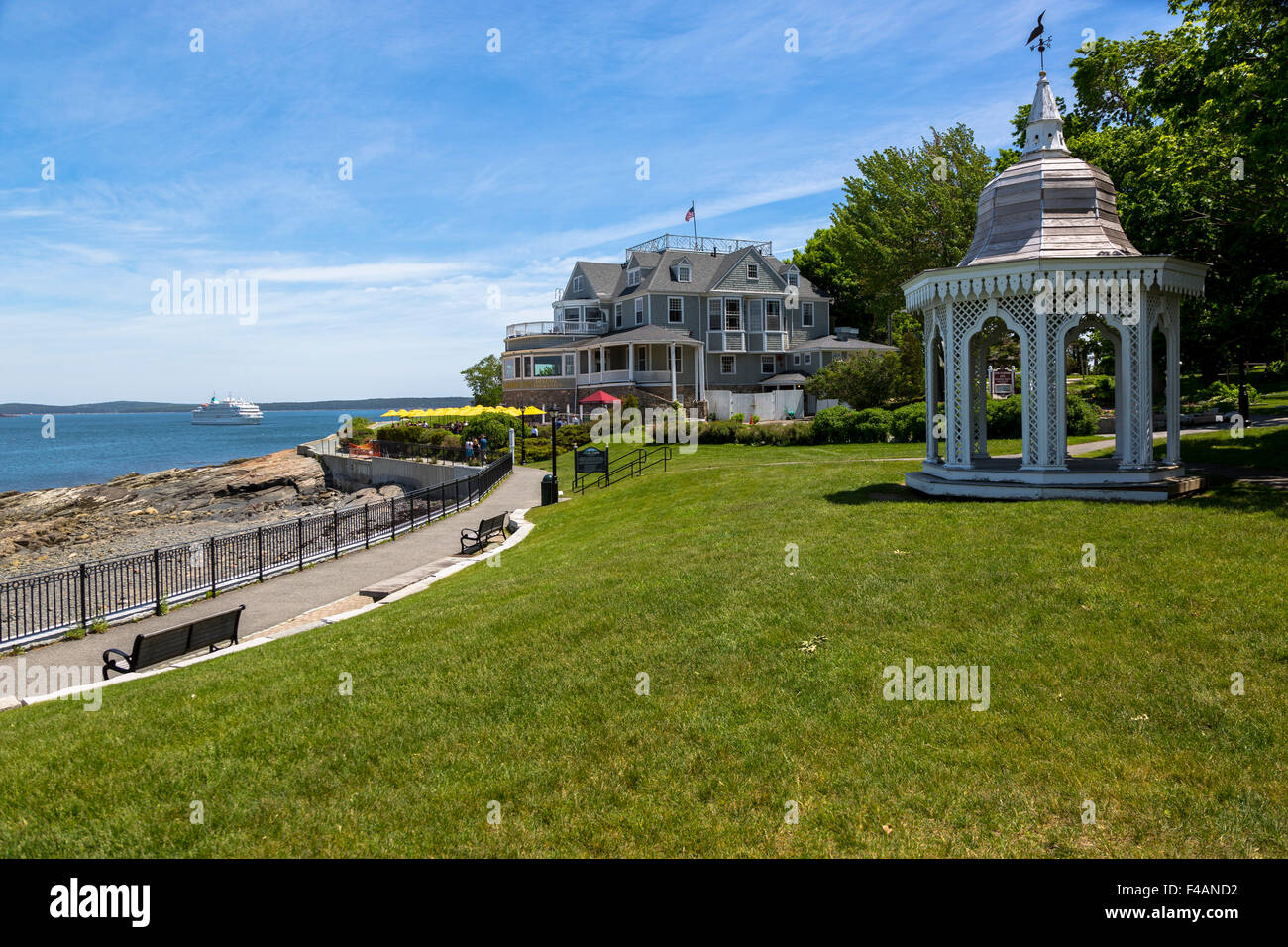 Parco Agamont Bar Harbor Maine, Stati Uniti d'America mostrando il suo palco per spettacoli, il litorale e il porto Inn Foto Stock