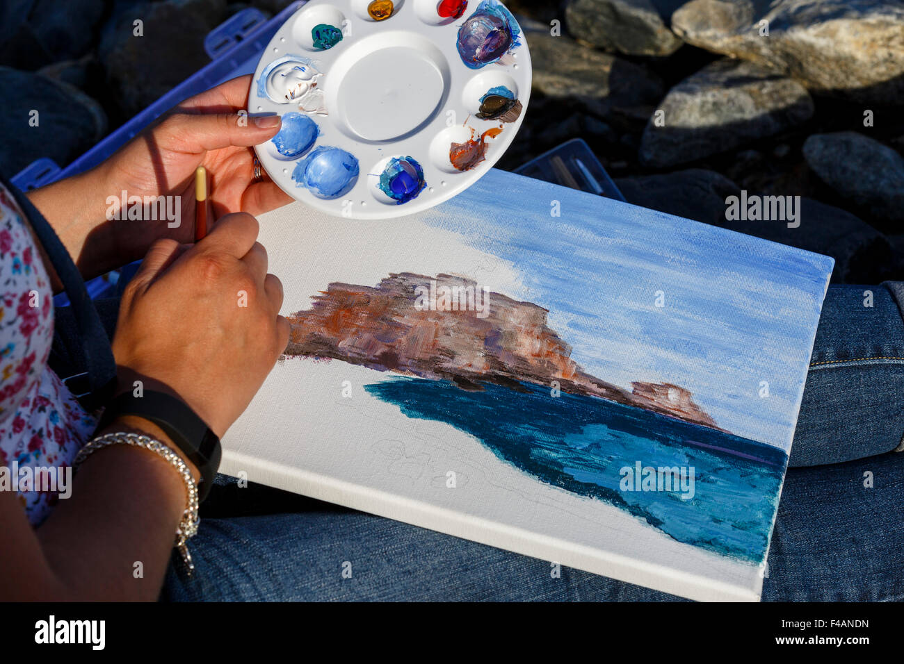 Primo piano della tavolozza degli artisti e la pittura al di fuori della scena plein air Foto Stock