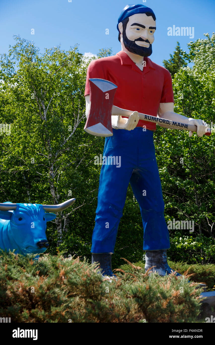 Il babe il bue Blu sorge accanto a Paul Bunyan di fronte alla Rumford Visitor Center, Maine, Stati Uniti d'America Foto Stock