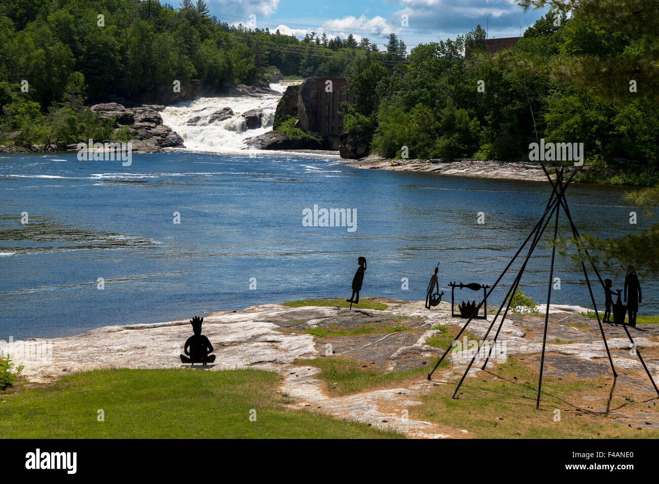 Silhouette di acciaio Native American scena trovato sul bordo di Rumford Cade vicino al J. Eugene Boivin Park Rumford Maine Foto Stock