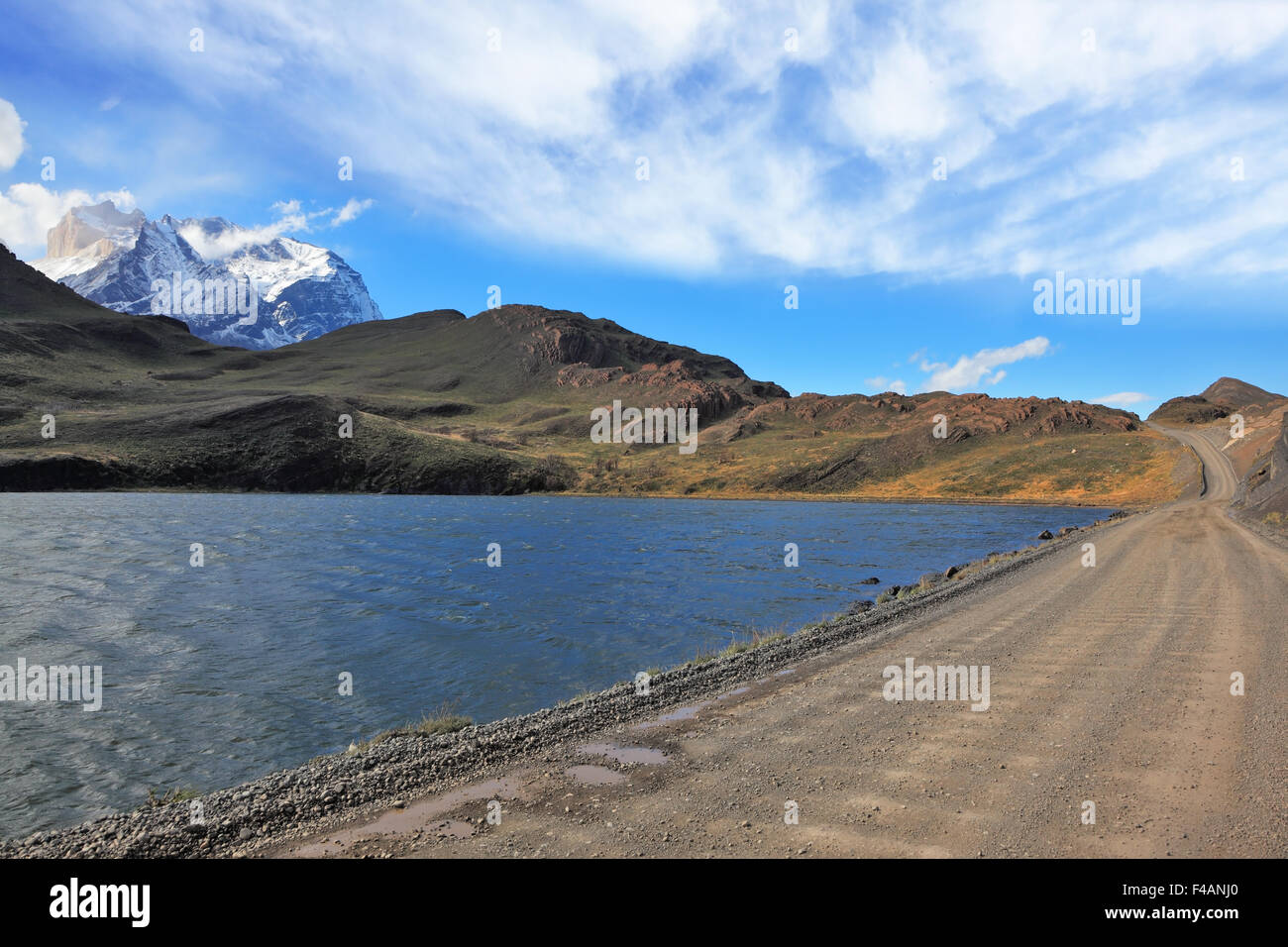 Strada di ghiaia lungo la riva del lago Foto Stock