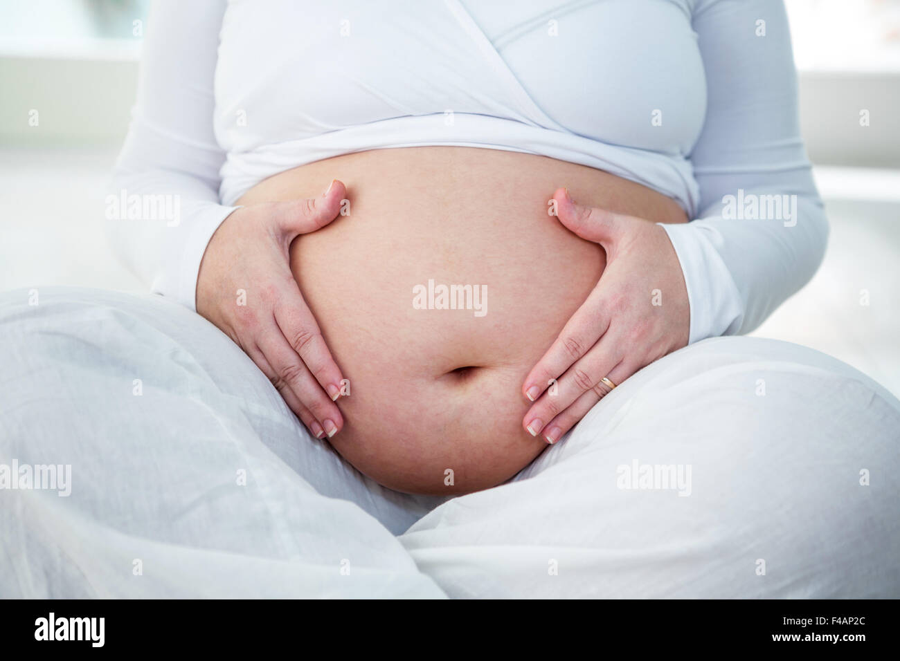 La sezione centrale di una donna in stato di gravidanza Foto Stock