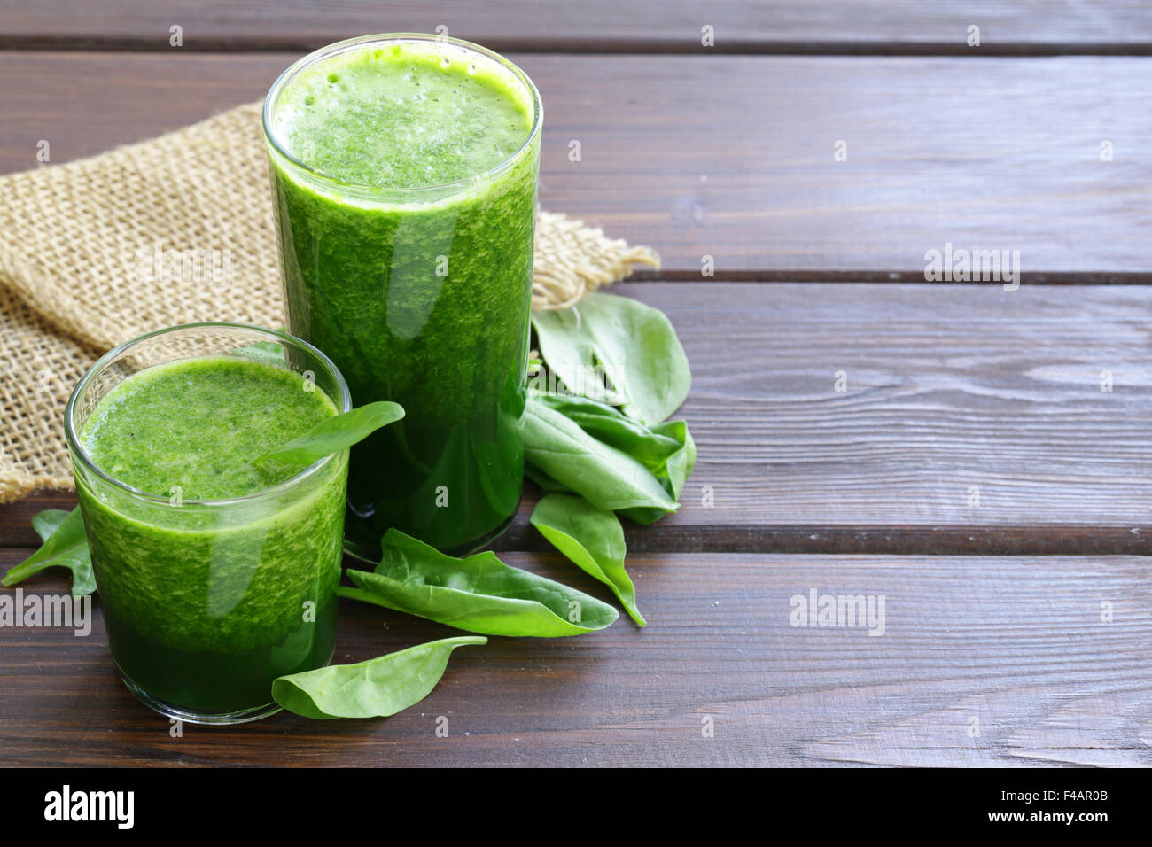 Organici naturali verde smoothie spinaci - cibo sano Foto Stock