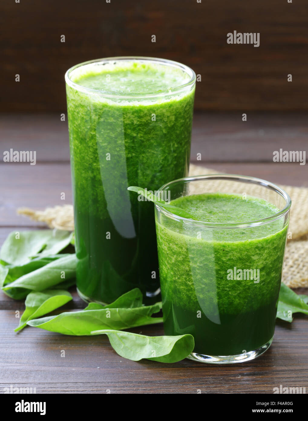 Organici naturali verde smoothie spinaci - cibo sano Foto Stock