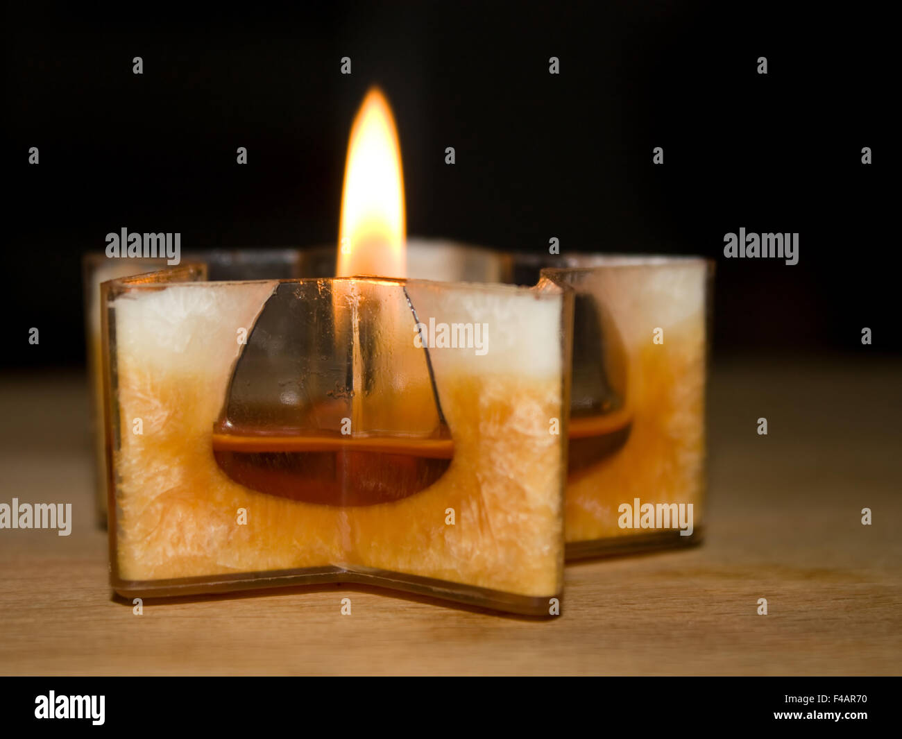 Brennende Kerze - candela con la fiamma Foto Stock