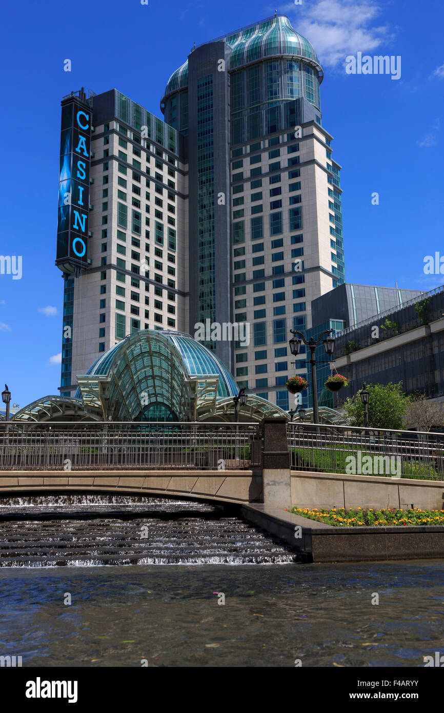 Fallsview Casino Resort e si vede attraverso vasca ornamentale Niagara Falls Ontario Canada Giugno 2015 Foto Stock