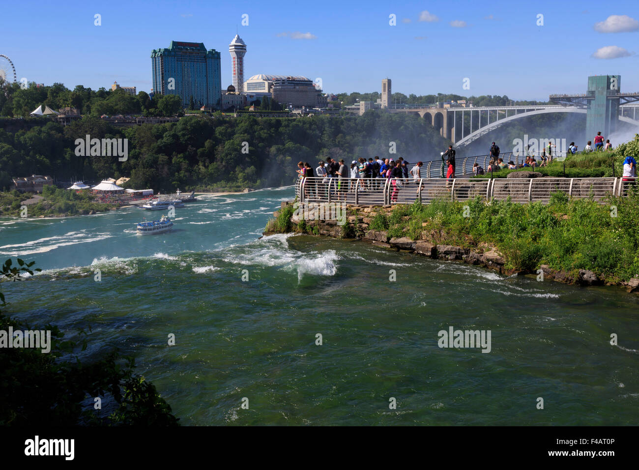 Visitatori presso le Cascate Americane si affacciano Niagara nello Stato di New York Foto Stock