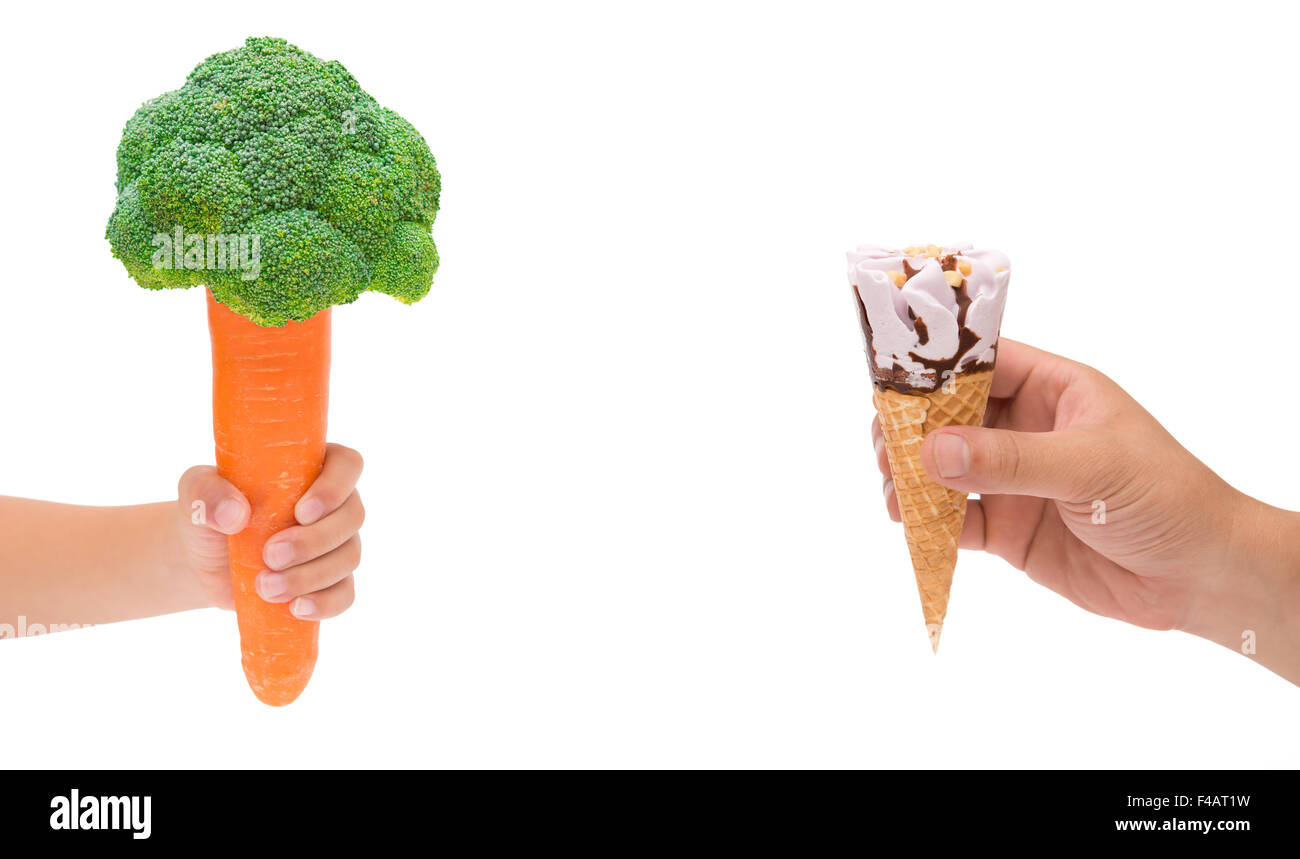Ragazzo tenendo la carota con cavolfiore e uomo tenendo cono gelato su bianco, mangiare sano concetto Foto Stock
