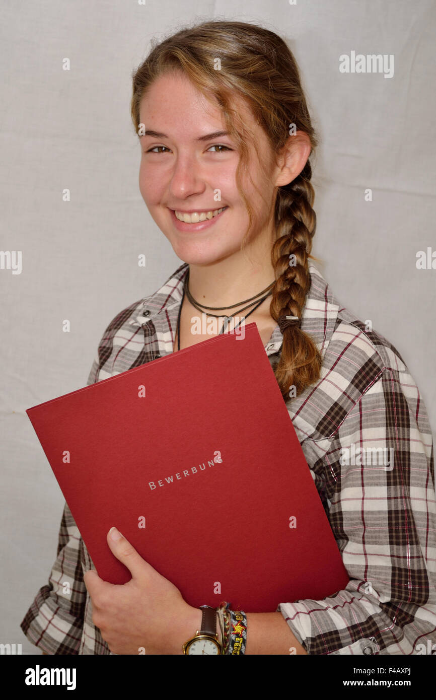 Adolescente con documenti di applicazioni Foto Stock