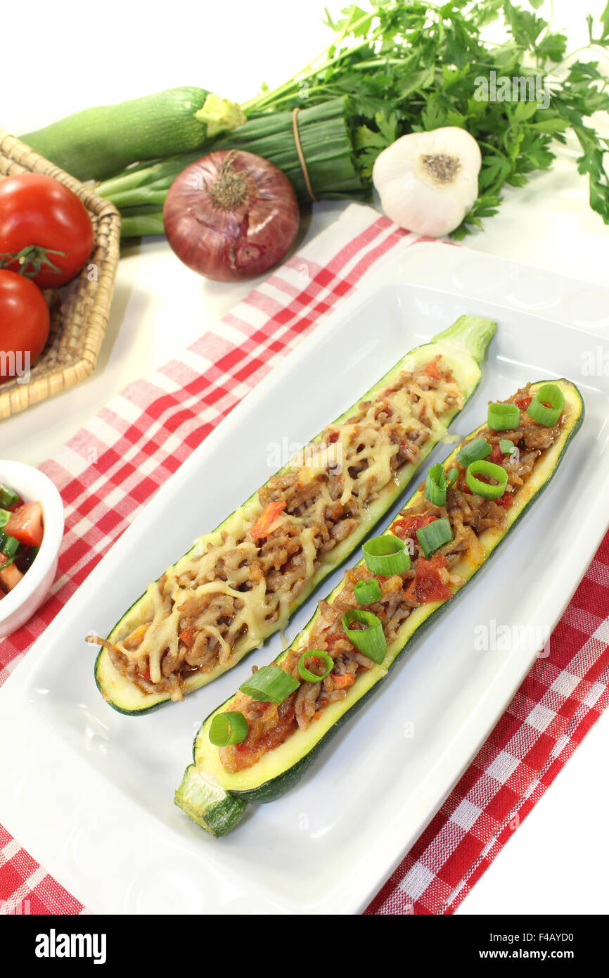 Zucchine farcite con carne macinata di manzo e formaggio Foto Stock