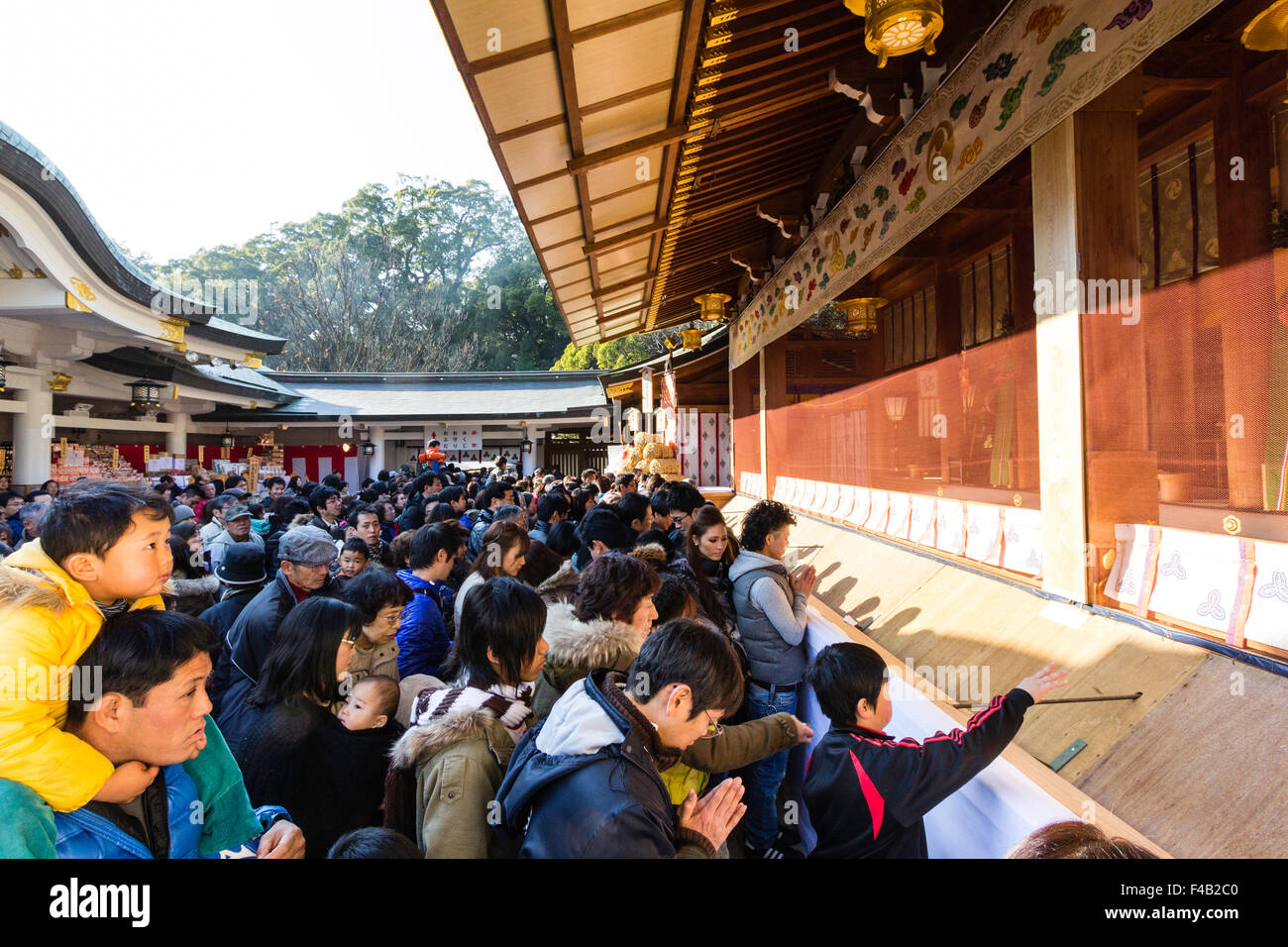 Nishinomiya santuario, Giappone. Una folla di gente che festeggia il nuovo anno, pranzo all'aria aperta hall principale Honden, a pregare per la futura buona fortuna. Foto Stock