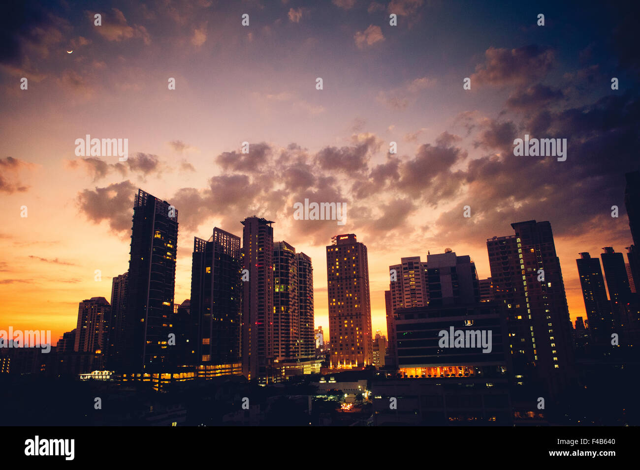 Tramonto sulla Sukhumvit Road Skyline di Bangkok in Thailandia Foto Stock
