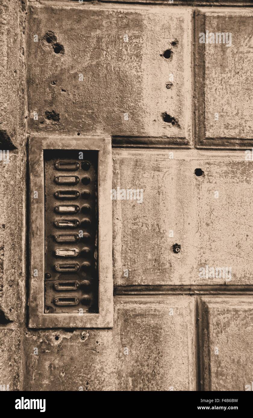 Campanello della porta i segni di una casa diroccata Foto Stock
