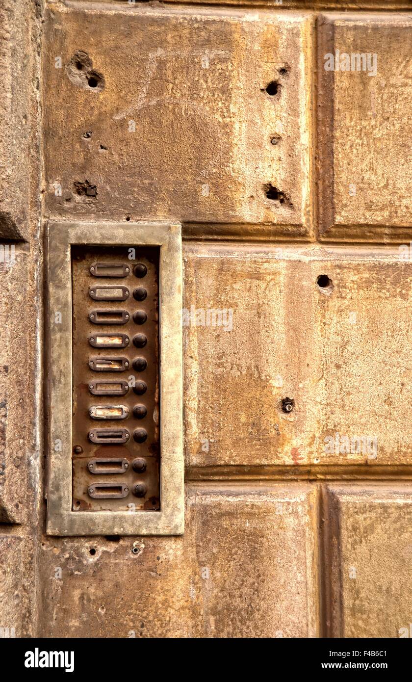 Campanello della porta i segni di una casa diroccata Foto Stock