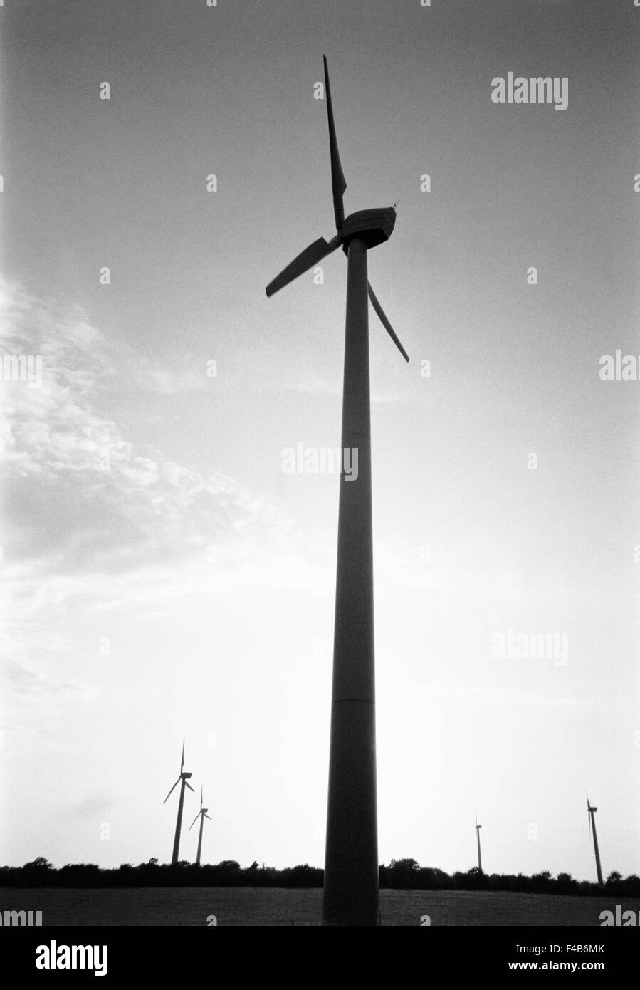 Nero e bianco catalogo 2 energia ambiente industria forza di energia rinnovabile silhouette cielo estate catalogo svedese 3 Foto Stock