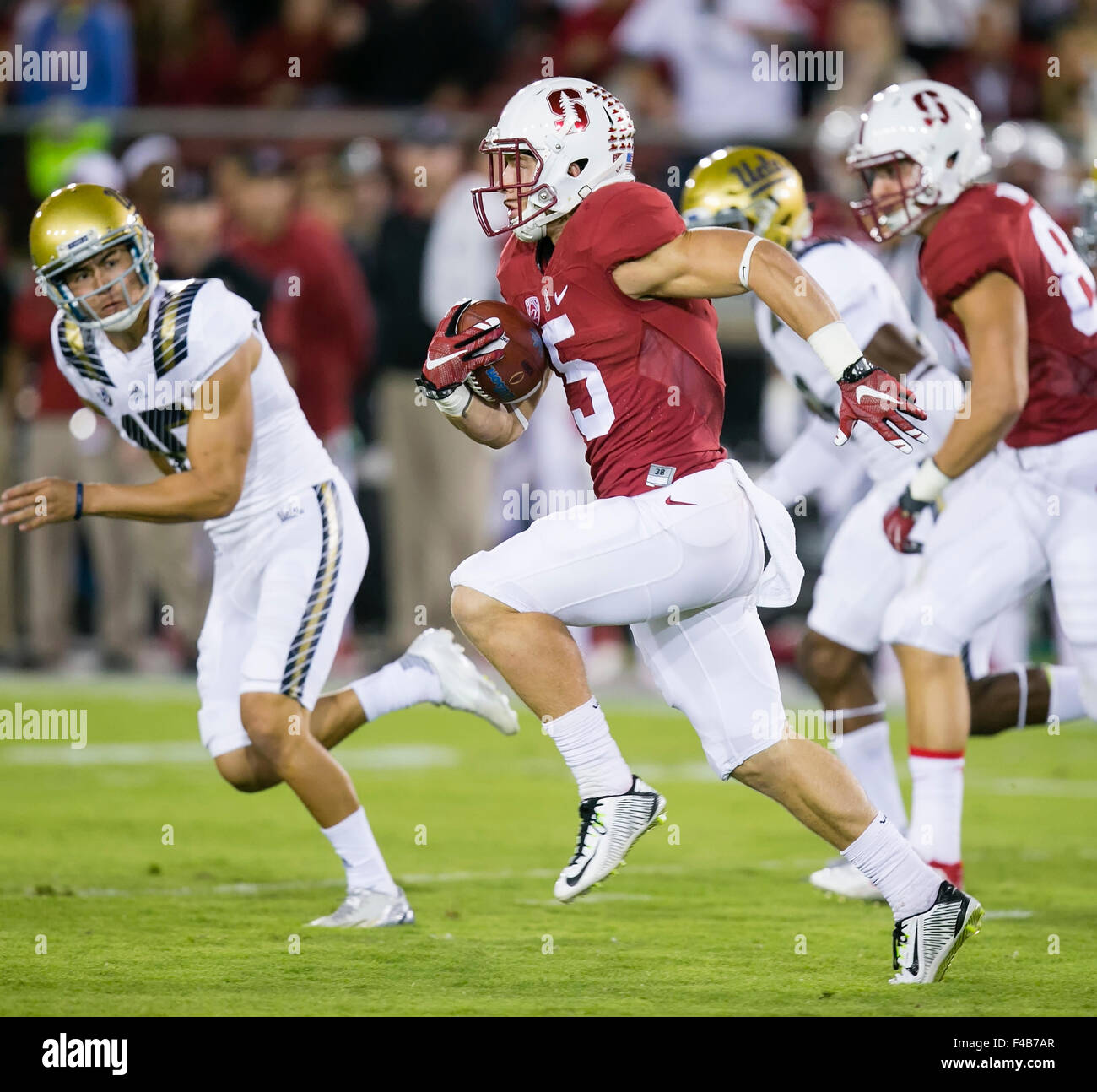 Palo Alto, CA. 15 ottobre, 2015. Stanford Cardinale running back Christian McCaffrey (5) in azione durante il NCAA Football gioco tra la Stanford il cardinale e la UCLA Bruins presso la Stanford Stadium di Palo Alto, CA. Stanford sconfitto UCLA 56-35. Damon Tarver/Cal Sport Media/Alamy Live News Foto Stock