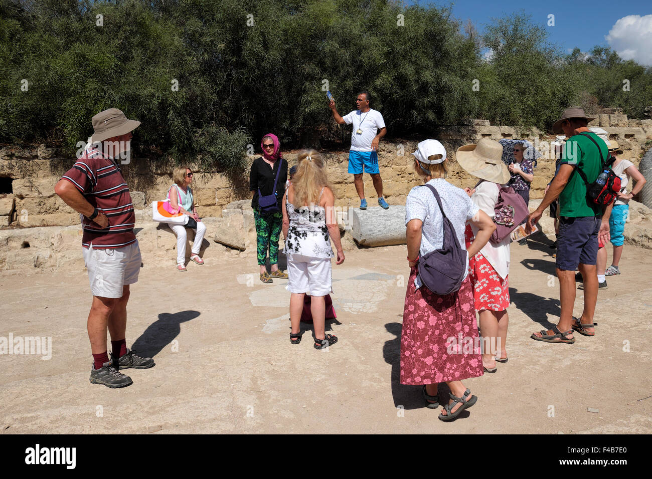 Una guida turistica a parlare a un senior tour gruppo di turisti presso le rovine Romane sito archeologico a Salamina, Famagosta nella parte settentrionale di Cipro Nord KATHY DEWITT Foto Stock