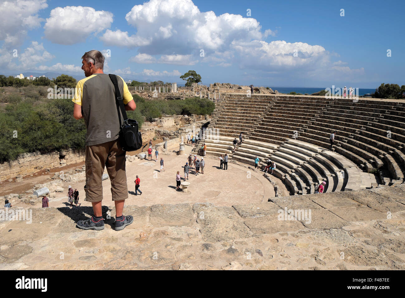 Un visitatore a fotografare l'antico anfiteatro romano rovine a Salamina, Famagosta Cipro Nord KATHY DEWITT Foto Stock
