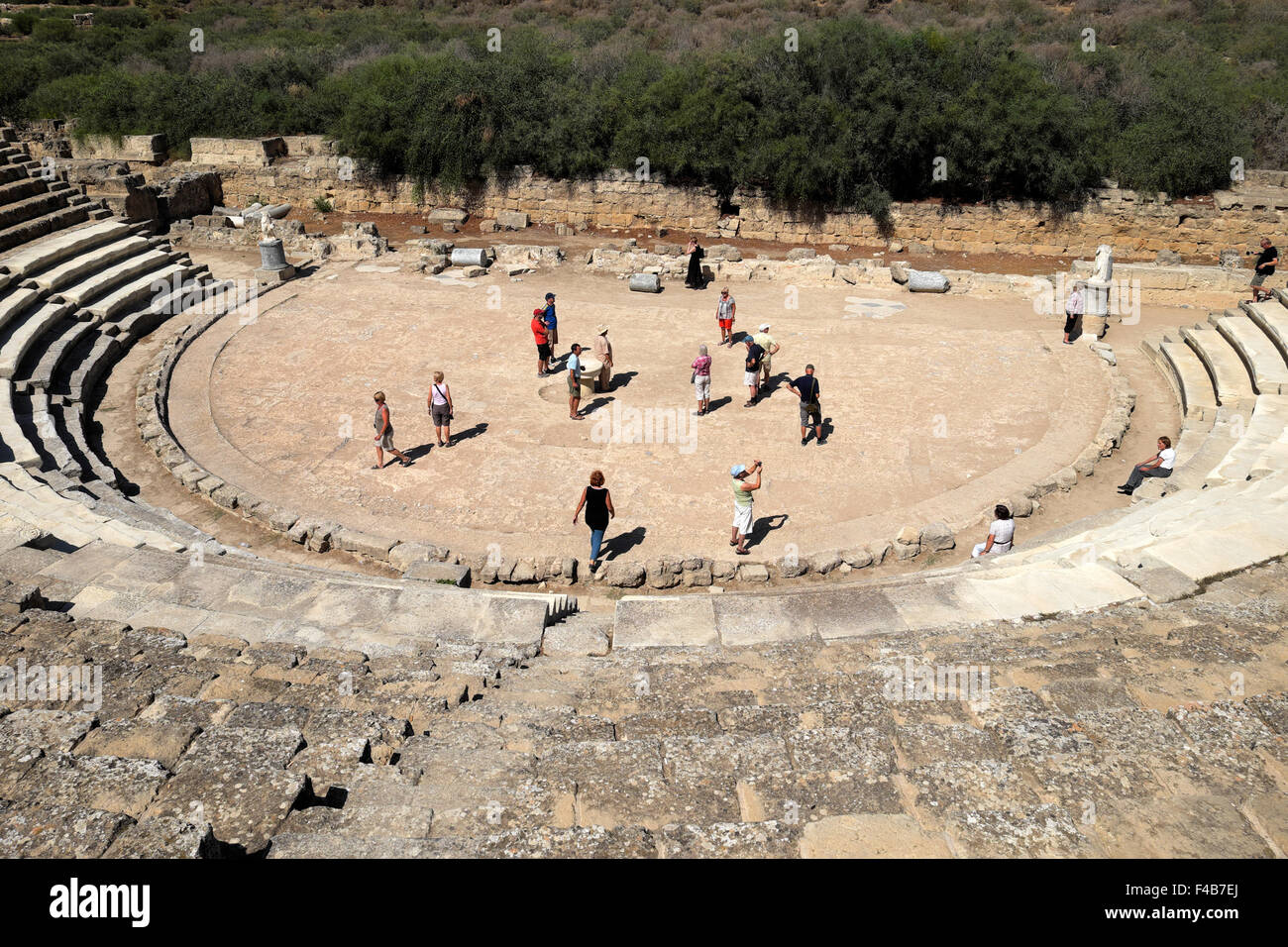 Turisti visitatori persone che visitano il sito archeologico dell'anfiteatro romano in autunno a Salamis, Famagosta nel nord di Cipro KATHY DEWITT Foto Stock