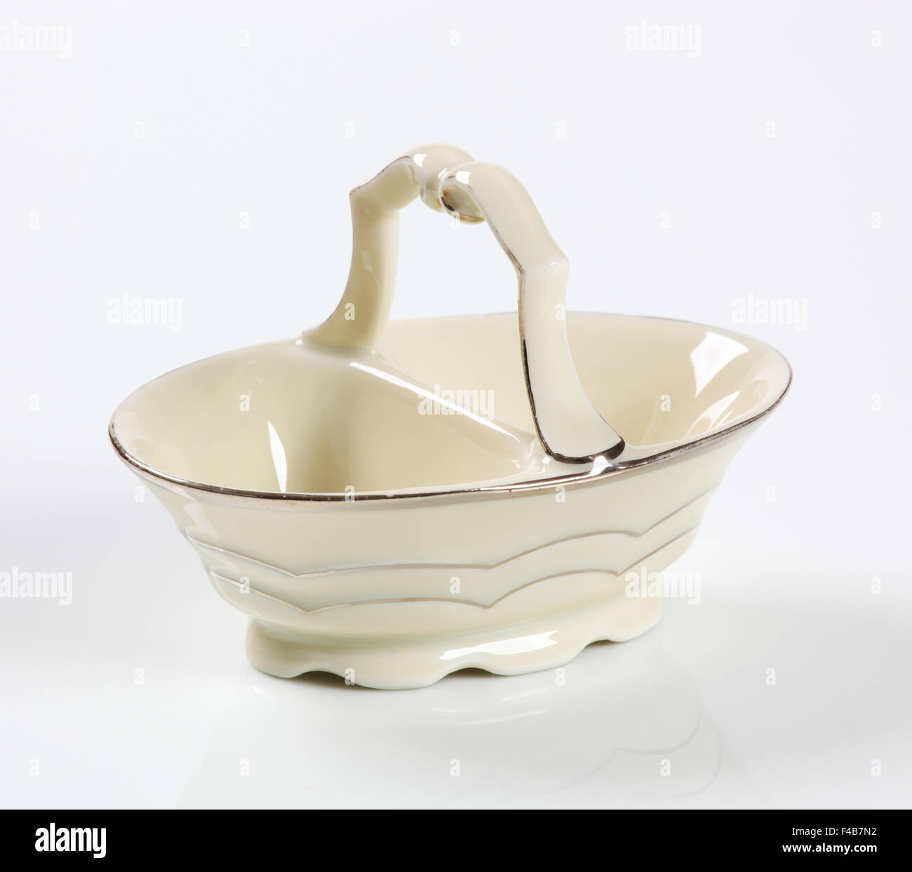 Vuoto bianco di ceramica decorativa cestello Foto Stock