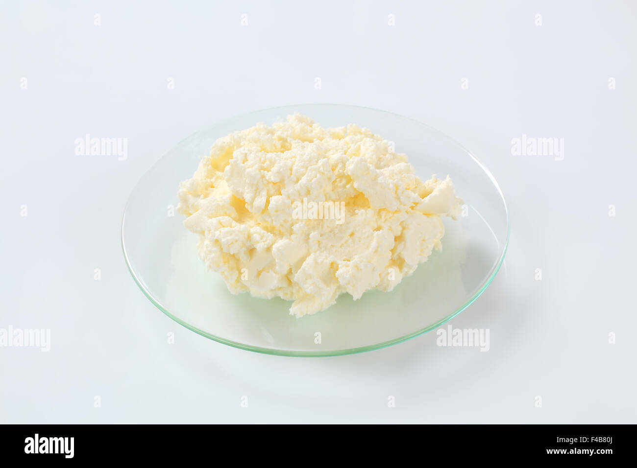 Crema di formaggio spalmabile su una lastrina di vetro Foto Stock