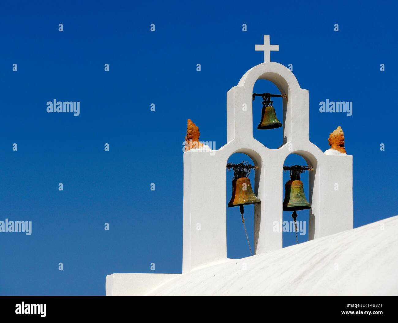 Un dipinto di bianco campanile della chiesa di Grecia Santorini Foto Stock