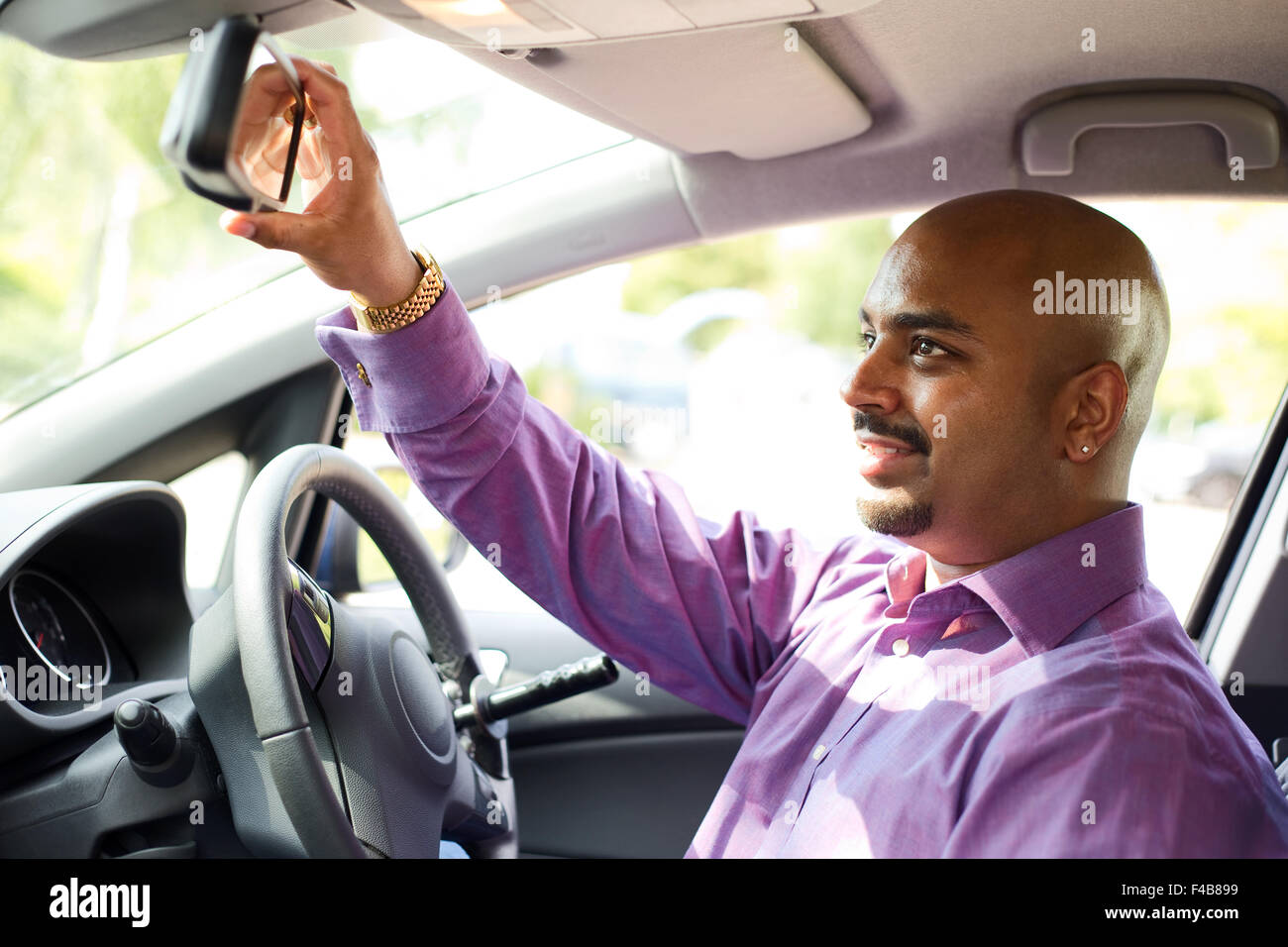 Regolazione del driver suo specchietto retrovisore Foto Stock