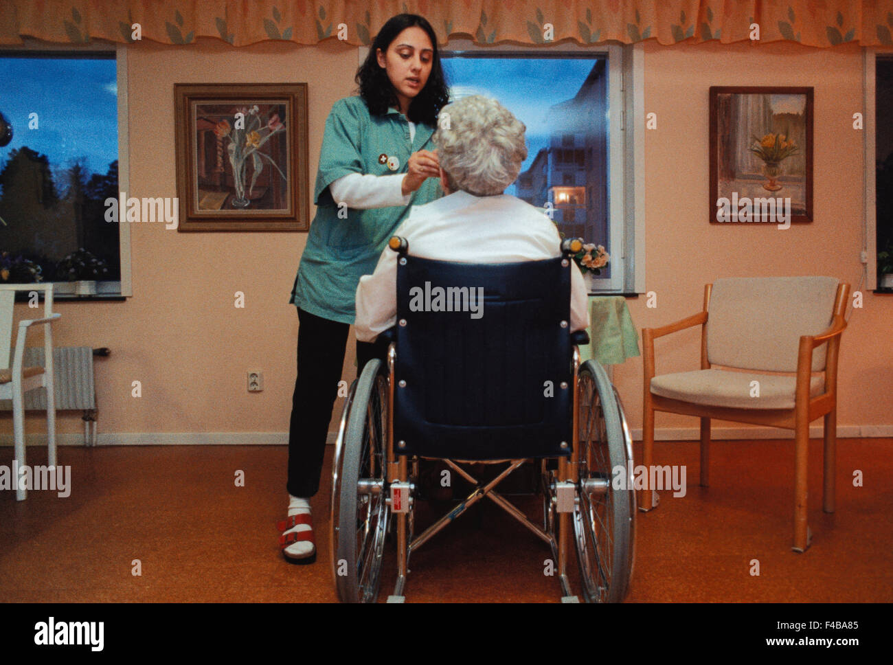 20-24 anni 30-34 anni 70-74 anni 75-79 anni solo adulti cura catalogo 2 immagine a colori donna anziana geriatic care Foto Stock